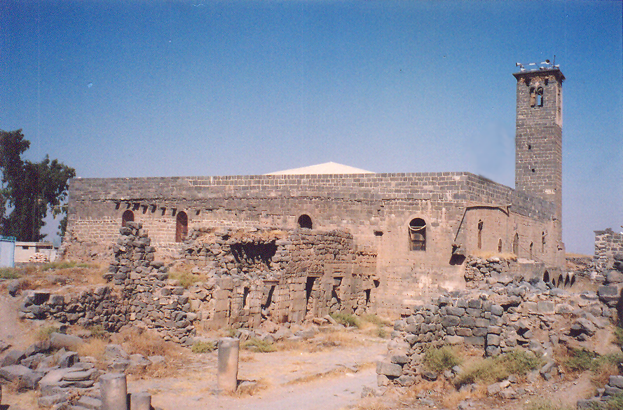 Ömer Camii- Suriye, 636 yılında Hz. Ömer devrinde fethedildi. Bu cami de Hz. Ömer döneminde yapıldı deniyor. Bu iddia doğru ise bu cami ilk inşa edilen camiler arasına girer, ama Eyyubiler döneminde (12.-13.yüzyıl)yapılmış olması daha yüksek ihtimalmiş. Neden hala ihtimal, onu bilmiyorum.!