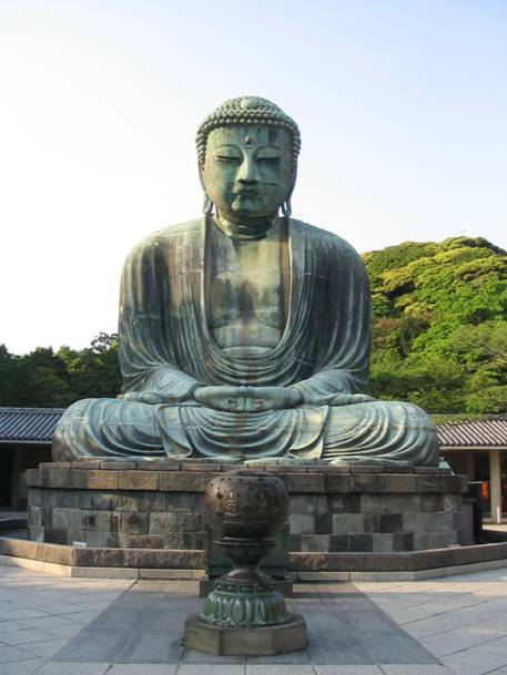 Daibutsu, büyük Buda heykellerine Japonya’da verilen addır. Ülkede bir çok daibutsu vardır. Fotoğraftaki 1252 yılına tarihlenen Kamakura Daibutsu 13 metre yüksekliği olan, bronz bir heykeldir. Rudyard Kipling bu ulusal hazineyi konu alan bir şiir yazmıştır. Depreme karşı önlem olarak zemine şok emiciler döşenmiştir.