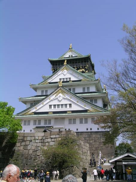 Osaka Kalesi’nin içinde Hideyoşi’ye ve şehre ait koleksiyonlar var.