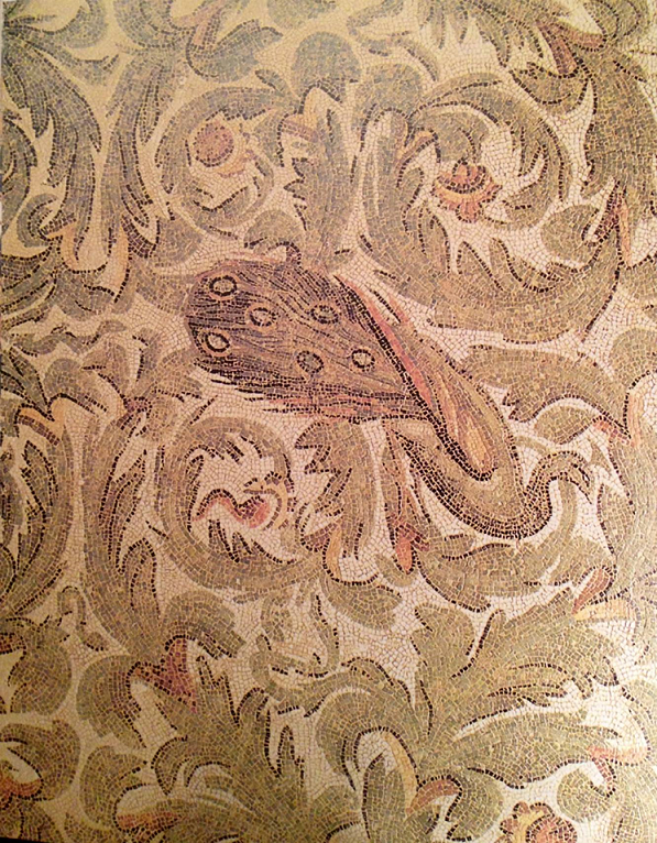 Akantus Yaprakları ve Kuşlar tablosu 4. yüzyıla, yani Afrika mozaiklerinin altın çağına tarihleniyor. Tavus kuşunun rengi, formu ile yaprakların kıvrımı, rengi son derece uyumlu bir kompozisyon oluşturuyor. Bardo Müzesi.