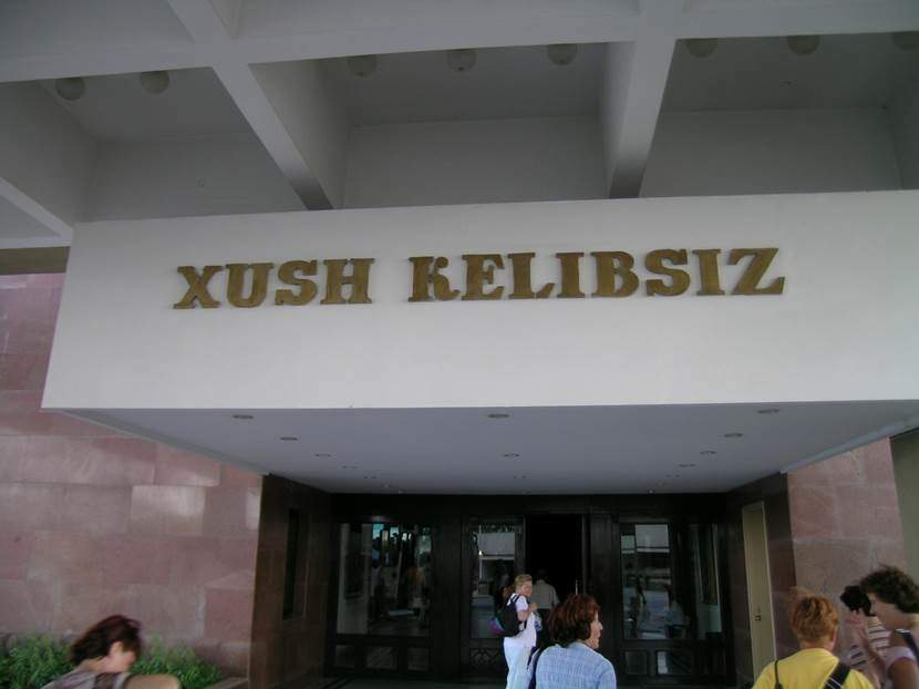 Buhara’da kaldığımız otel Bukhara Palace’ın girişinde Özbekçe “Hoş Geldiniz” yazıyor. Fotoğraf: Füsun Kavrakoğlu
