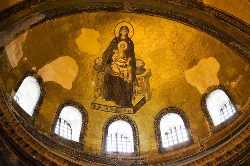 Theotokos (Tanrı Anası) mozaiği. Eskiden bu resmin altında altın yaldız harflerle yazılmış ünlü bir beyit yer alırmış: “Sahtekarlar tarafından yıkılmış olan resimler dindar imparatorlar tarafından yeniden tesis edildi.” Fotoğraf:www.livescience.com