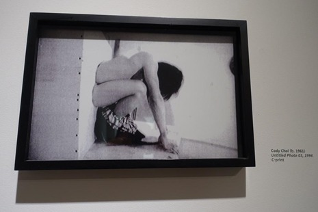 Düşünen, Cody Choi (1961-). Rodin’in Düşünen Adam’ı tuvalet kağıdı, Pepto-Bismol adlı mide bağırsak rahatlatıcı, alçı ve ahşap ile 1995-1996’da üretilmiş. Düşünen’in üzerine konduğu ahşap sandık ise sanatçının 1994 yılındaki bir yapıtı. Bienal’de eser, diğerinin fotoğrafı ile birlikte sergileniyordu. Fotoğraf: Füsun Kavrakoğlu, Venedik Bienali, Kore Pavyonu, 2017.